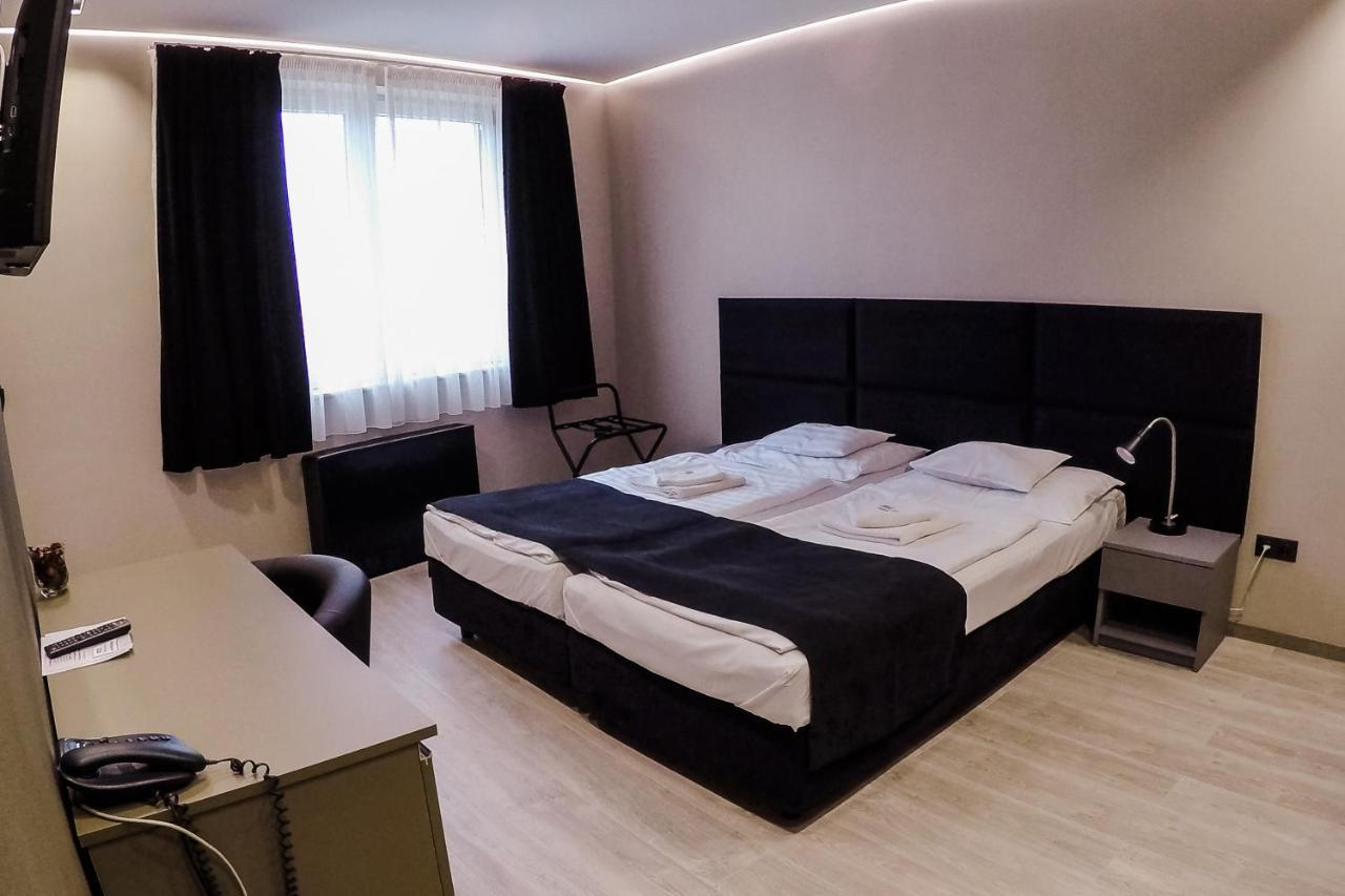 Sohaz Panzio Es Apartmanhaz Szolnok Exterior foto