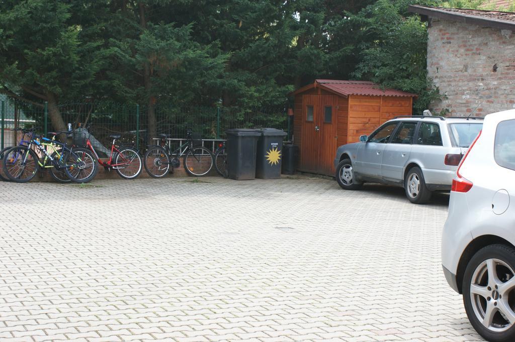 Sohaz Panzio Es Apartmanhaz Szolnok Exterior foto